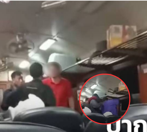 ฝรั่งซ่าปากพาหาเท้า! ด่าไทย–อวย กัมพูชา กลางโบกี้ เจอสหบาทาตื้บจนร่วง ก่อนโดนถีบลงกลางทาง