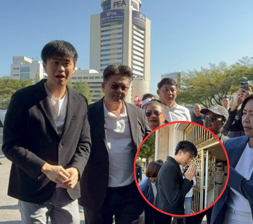 ประชาชนยืนโบกธงชาติ ส่งนักรบอาชาควบรถถังถอนกำลังออกจากบ้านตาพระยา